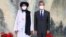 Xitoy Davlat maslahatchisi va Tashqi ishlar vaziri Van Yi Tolibon rahbarining o'rinbosari Mulla Abdul G'ani Birodar bilan Tyanzin shahrida ko'rishmoqda, 28-iyul, 2021-yil