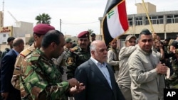 지난 1일 하이데르 알아바디 이라크 총리(가운데)가 ISIL로부터 탈환한 바그다드 북부 도시 티크리트를 방문했다.