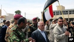 Irak Başbakanı Haydar el-Abadi geri alınan Tikrit'te kenti dolaşırken