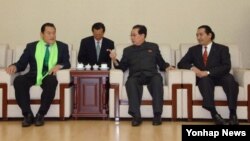 지난 6일 북한을 방문한 안토니오 이노키 일본 참의원(맨 왼쪽)이 북한 장성택 국방위원회 부위원장(오른쪽 두번째)과 일본 체육기관 대표단을 만났다.