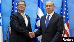 ທ່ານ Ash Carter (ຊ້າຍ) ຈັບມືກັບທ່ານ Benjamin Netanyahu ທີ່ນະຄອນ Jerusalem, 21 ກໍລະກົດ, 2015. 