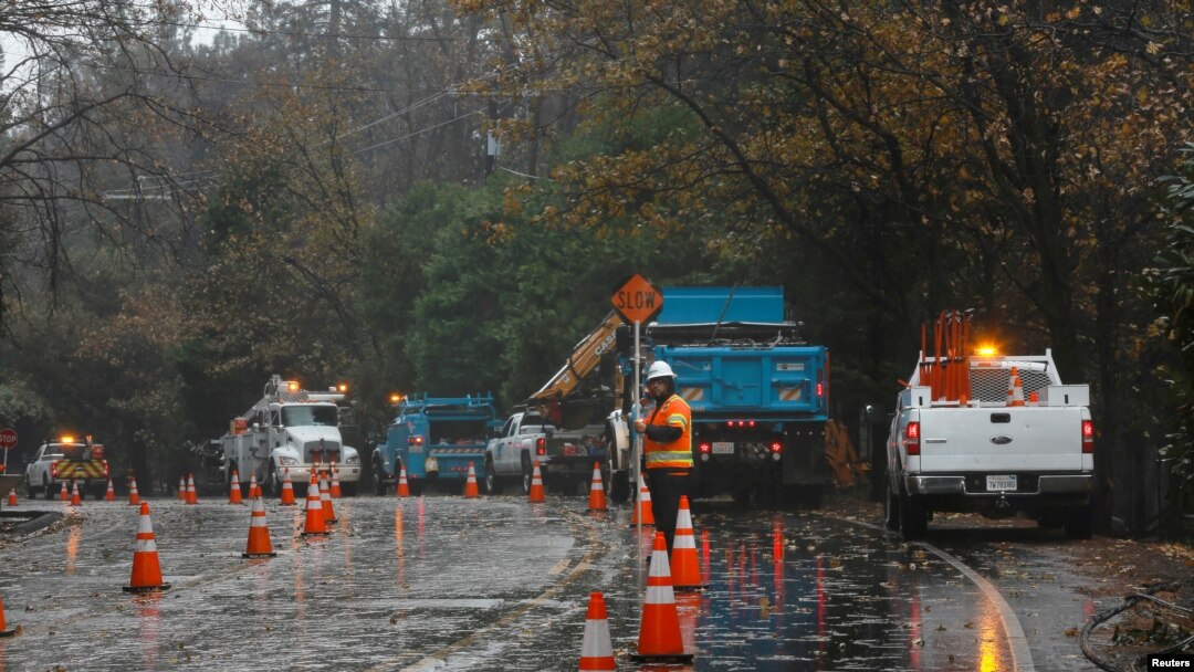Kru PG & E memperbaiki kerusakan akibat kebakaran "Camp Fire" di Paradise, California, AS, 21 November 2018. (Foto: dok).