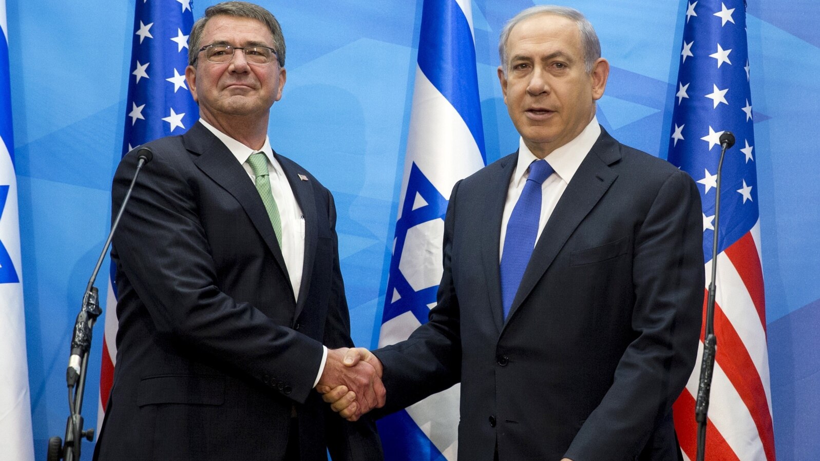 U.S. Defense Secretary Ash Carter (L) shakes hands with Israeli Prime Minister Benjamin Netanyahu upon his arrival at the prime minister's office in Jerusalem, July 21, 2015. 