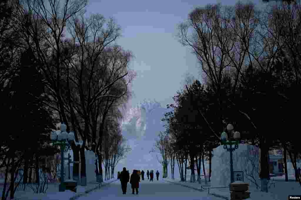 کئی مجسموں کی اونچائی اتنی زیادہ ہے کہ وہ دور سے ہی دکھائی دیتے ہیں۔