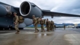 Ushtarakët amerikanë duke hipur në një avion transportues C-17 Globemaster III në bazën Elmendorf-Richardson, Alaska (13 shtator 2024)