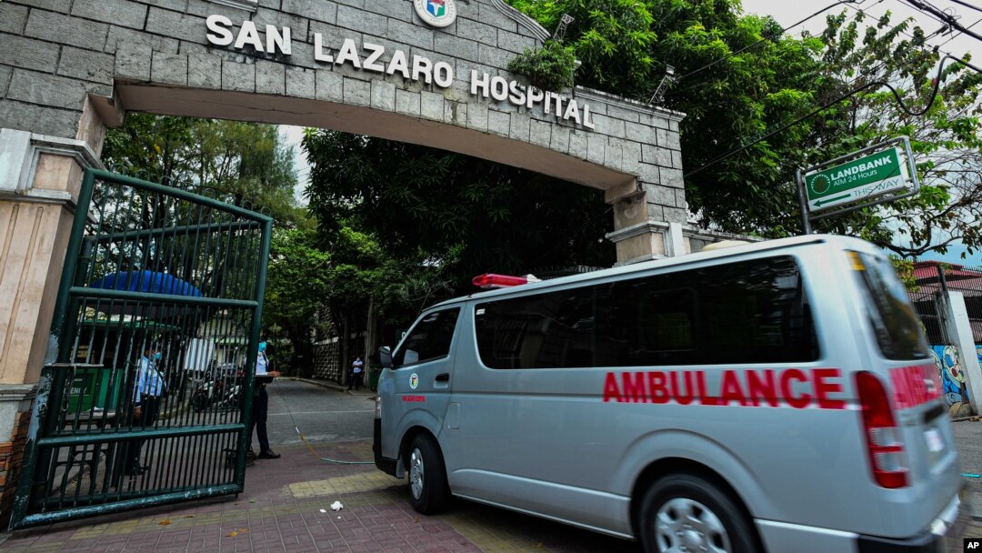 منیلا میں سین لازارو اسپتال میں ایک ایمبولینس داخل ہو رہی ہے۔ 2 فروری 2020