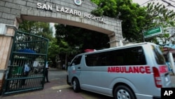 Sebuah ambulans mengangkut pasien yang diduga terpapar corona ke Rumah Sakit San Lazaro di Manila, Filipina, Minggu (2/2). 