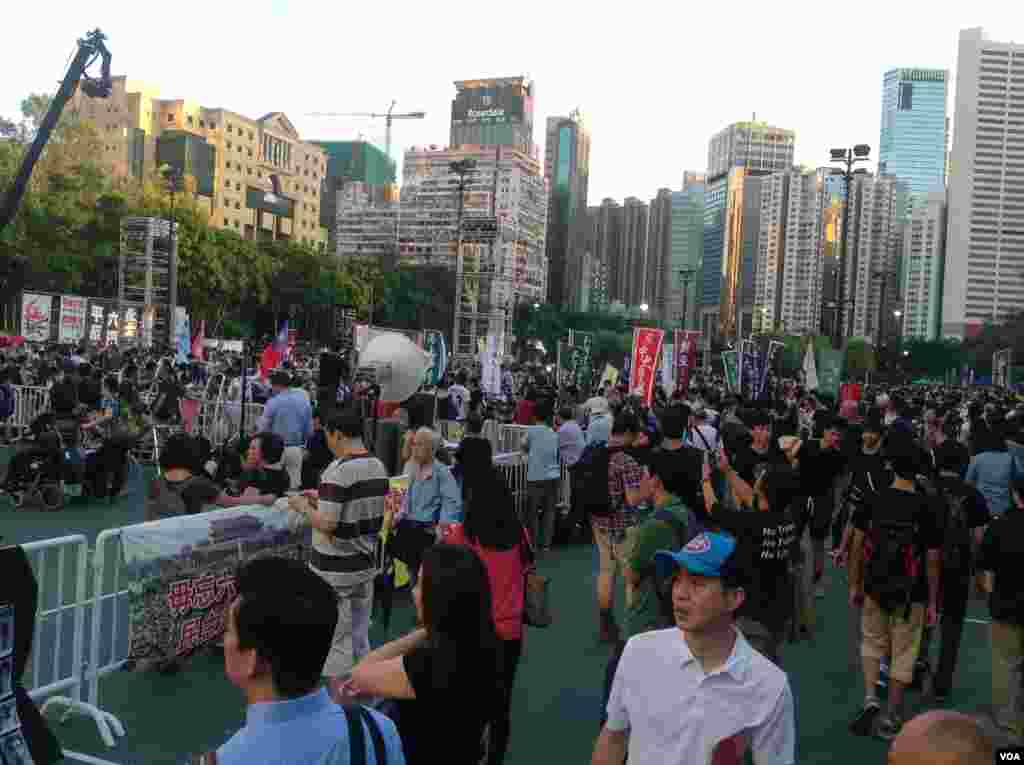 香港2014年六四烛光晚会开始前的景象 (美国之音海彦拍摄)