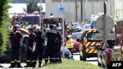 法國警方在一家燃氣工廠發生爆炸後在現場調查。