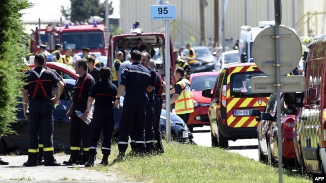 La policía francesa en la entrada de la compañía Air Products company en Saint-Quentin-Fallavier, cerca de Lyon, en el centro de Francia.