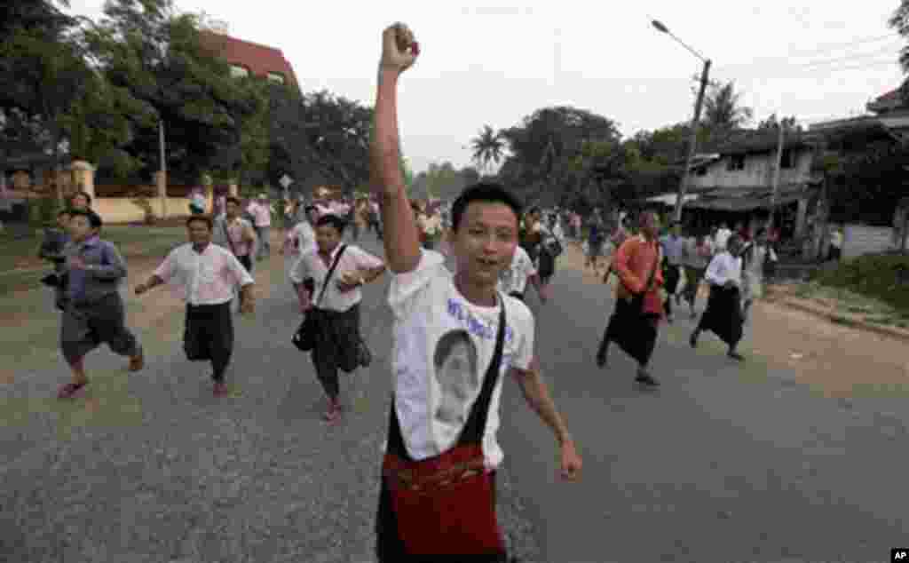 Supporters of Burma's pro-democracy leader Aung San Suu Kyi run towards her home in celebration of her release from house arrest in Rangoon, 13 Nov 2010.