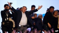 ARCHIVO - En esta foto de archivo del 11 de agosto de 2019, el candidato presidencial Alberto Fernández se dirige a sus simpatizantes en la sede del partido "Frente de Todos" después de las elecciones primarias en Buenos Aires, Argentina. (AP Foto/Sebastian Pani, Archivo).