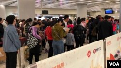 農曆年假期間西九高鐵站逼滿中國訪港旅客。(美國之音湯惠芸)