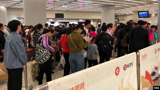 中国农历新年假期西九高铁站挤满中国访港旅客 (美国之音汤惠芸)
