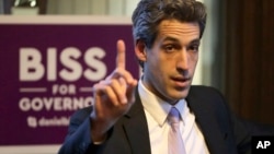 Democratic gubernatorial candidate, Illinois Sen. Daniel Biss, talks to students during a campaign stop on the University of Chicago campus in Chicago, Illinois, Feb. 2, 2018.
