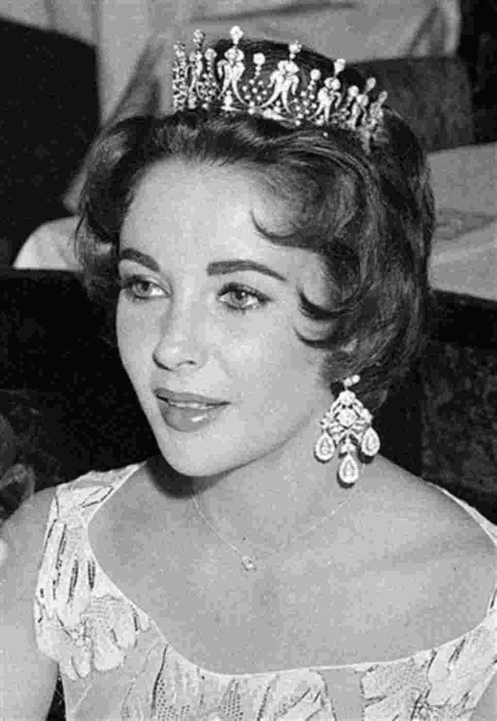 La actriz Elizabeth Taylor con una corona en el St. Valentine's Ball de la comunidad estadounidense de in Paris, febrero de 1958.