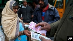 Traders transact at a wholesale vegetable market in Bangalore, India, Dec. 30, 2016. India yanked most of its currency bills from circulation without warning, delivering a jolt to the country's high-performing economy.