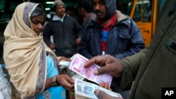 지난해 12월 인도 방갈로에서 채소 도매 상인들이 지폐를 세고 있다.