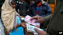 Traders transact at a wholesale vegetable market in Bangalore, India, Dec. 30, 2016. India yanked most of its currency bills from circulation without warning, delivering a jolt to the country's high-performing economy.