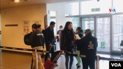 Migrantes pasan por el control en el Aeropuerto Internacional El Dorado, en Bogotá. Las Autoridades de Migración de Colombia y el Ministerio de Salud de Colombia han reforzado los protocolos.