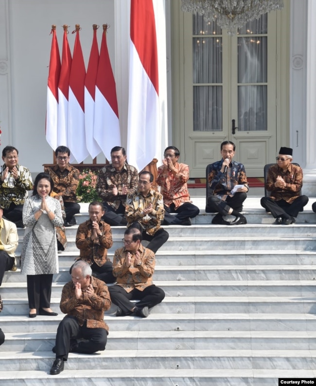 I Gusti Ayu Bintang (berdiri) saat diperkenalkan kepada media dan publik oleh Presiden Joko Widodo di Istana Merdeka, Jakarta, Rabu (23/10). (Courtesy: Setpres RI)