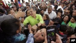 El exmandatario ecuatoriano Rafael Correa saluda a seguidores a su regreso a Quito, Ecuador, donde volvió por primera vez desde que dejó el poder.