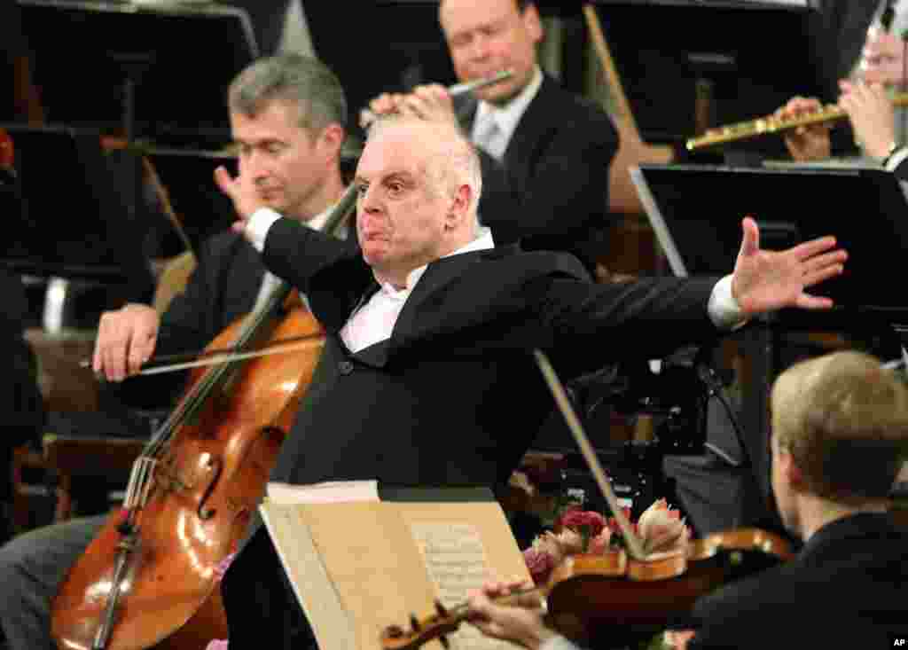 Argentine-born Maestro Daniel Barenboim, center, conducts the Vienna Philharmonic Orchestra during the traditional New Year&#39;s concert at the Golden Hall of the Musikverein in Vienna, Austria, Jan. 1, 2014. 