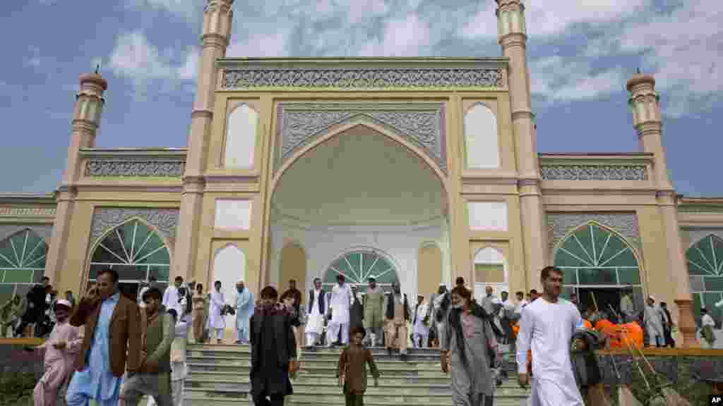Des Afghans quittent le temple après la prière de l'Aïd al-Fitr à Kaboul, le 17 juillet 2015. 
