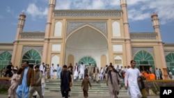 Afghan men leave after Eid Al-Fitr prayers in Eid Gah mosque in Kabul, Afghanistan, July 17, 2015. Eid al-Fitr prayer marks the end of the holy fasting month of Ramadan.