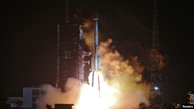 载着两颗北斗-3卫星的运载火箭从西昌卫星发射基地升空。（2018年11月9日）