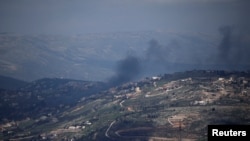 从以色列北部望去，黎巴嫩一村庄升起滚滚浓烟；真主党和以色列之间的冲突正持续升级。(2026年3月16日)