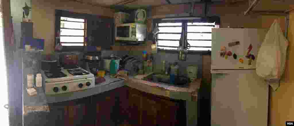 Dapur di sebuah rumah milik kelas pekerja di Havana (13/8). Pemerintah terkadang membagikan kulkas gratis. (VOA/Celia Mendoza)