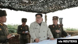រូបឯកសារ៖ មេដឹកនាំកូរ៉េខាងជើង Kim Jong Un ធ្វើទស្សនកិច្ចនៅតំបន់ Changrindo នៅក្នុងរូបភាពមួយបញ្ចេញដោយទីភ្នាក់ងារព័ត៌មានកូរ៉េខាងជើង កាលពីថ្ងៃទី២៥ ខែវិច្ឆិកា ឆ្នាំ២០១៩។ 