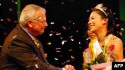 Đại sứ Hoa Kỳ tại Việt Nam Michael W. Michalak chúc mừng chị Trần Thị Huệ đã giành vương miện người đẹp “Dấu cộng duyên dáng” 2010