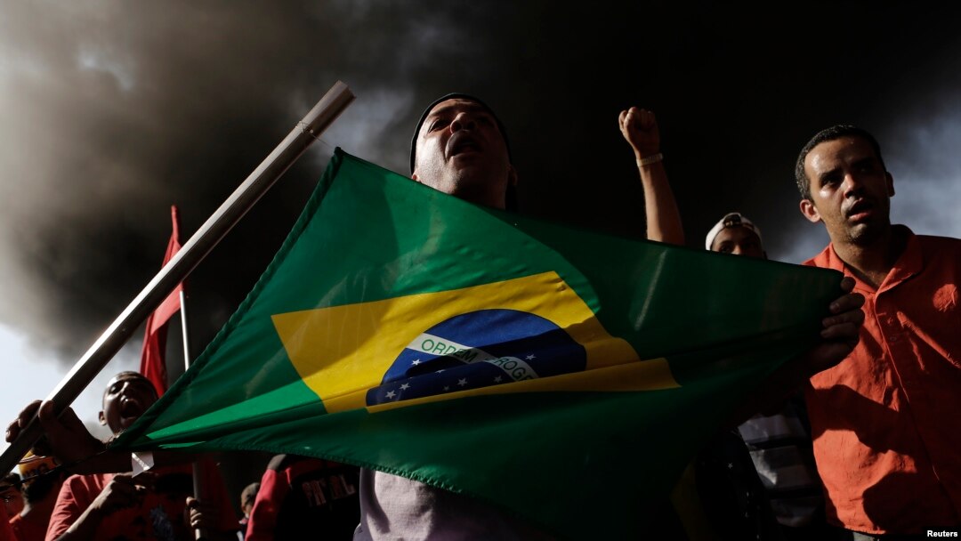 Thành viên của Phong trào Công nhân Vô gia cư sống gần sân vận động World Cup ở Sao Paolo chặn một con đường để phản đối chi phí lớn lao đổ vào để tổ chức World Cup