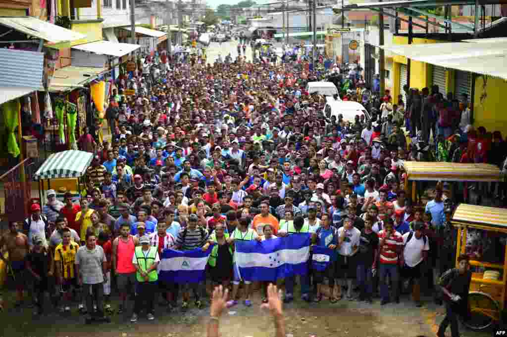 Migrants hold a demonstration demanding authorities to allow the rest of the group to cross, in Ciudad Hidalgo, Chiapas state, Mexico after crossing from Guatemala, Oct. 20, 2018. Thousands of migrants who forced their way through Guatemala&#39;s northwestern border and flooded onto a bridge leading to Mexico, where riot police battled them back, waited at the border in the hope of continuing their journey to the United States.