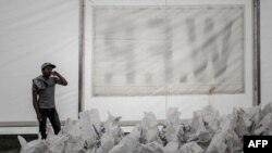 Tenda berisi bantuan nasi yang dikelola Program Pangan Dunia (WFP) di desa Deurali, distrik Gorkha, Nepal (6/5). (AFP/Philippe Lopez)