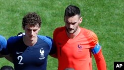 Benjamin Pavard, à gauche, et Hugo Lloris lors du match France - Australie, Russie, le 16 juillet 2018