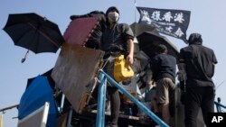 香港抗議者在通往香港中文大學校園的道路上搭起路障。（2019年11月13日）