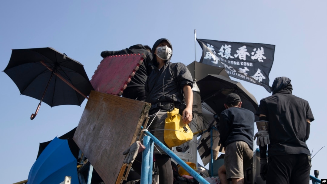 香港抗议者在通往香港中文大学校园的道路上搭起路障。（2019年11月13日）