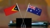 Bendera Timor Timur, kiri, dan Australia dikibarkan dalam upacara di markas besar PBB, Selasa, 6 Maret 2018. Australia akan mengeluarkan $23 juta untuk mendukung polisi Timor Leste. (Foto: AP)