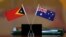 Bendera Timor Timur, kiri, dan Australia dikibarkan dalam upacara di markas besar PBB, Selasa, 6 Maret 2018. Australia akan mengeluarkan $23 juta untuk mendukung polisi Timor Leste. (Foto: AP)