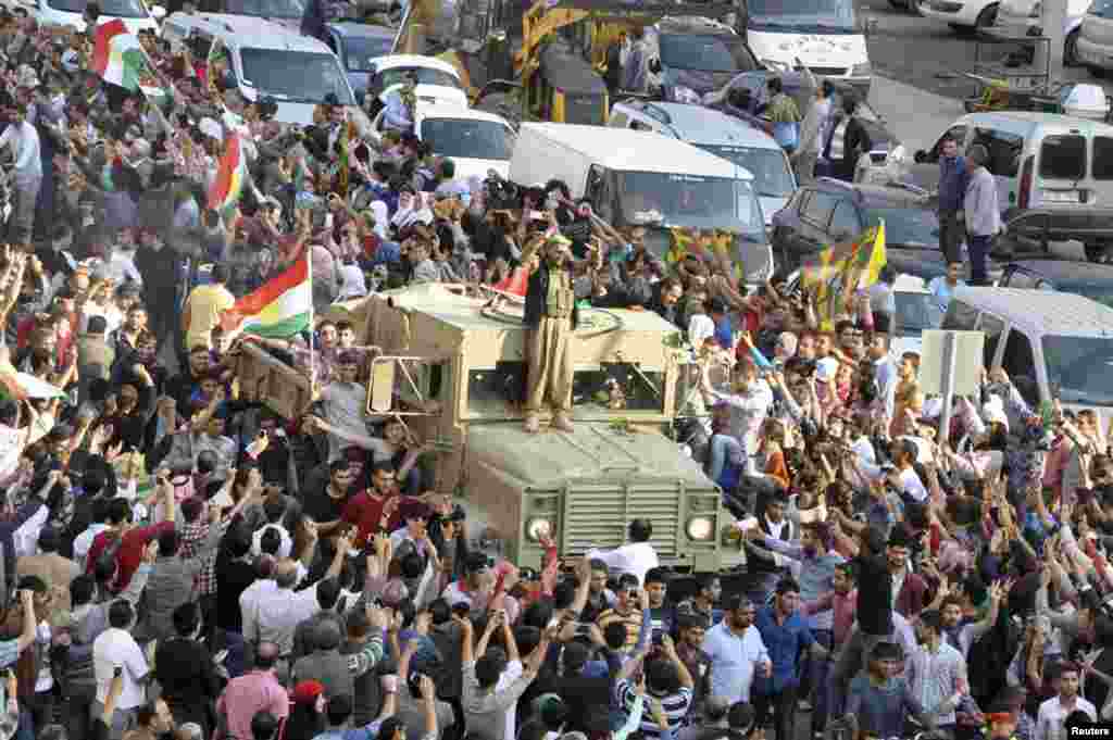 عراقی کرد جنگجوؤں "پیش مرگہ" کے 150 ارکان شام کے سرحدی قصبے کوبانی پہنچے ہیں۔