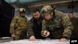 TOPSHOT - This handout photograph taken and released by the Ukrainian Presidential Press Service on November 30, 2023 shows Ukrainian President Volodymyr Zelensky (C-L) and Colonel General Oleksandr Syrskyi (C-R) visiting of Ukraine's army command post in