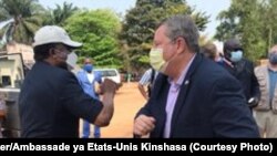 Mokambi ya cellule technique ya bitumba na Ebola Dr. Jean-Jacques Muyembe (g) na ntoma ya merika na Kinshasa Mike Hammer, na Mbadaka, Equateur, otobre 2020. (Twitter/Ambassade Etats-Unis Kinshasa)