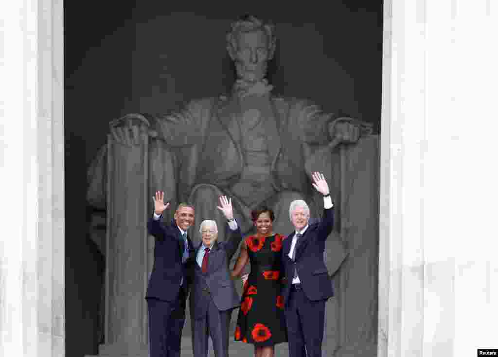 28일 마틴 루터 킹 목사 연설 50주년 기념 행사에 참석한 전현직 미국 대통령들이 군중에게 손을 흔들고 있다. 왼쪽부터 바락 오바마 미국 대통령, 지미 카터 전 미국 대통령, 미쉘 오바마 영부인, 빌 클린턴 전 미 대통령.