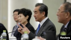 中國外交部長王毅（右二）2月19日在北京會見美國商會的一個代表團。