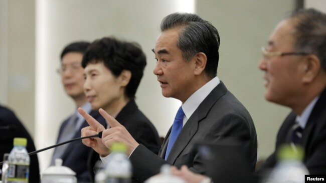 中国外交部长王毅（右二）2月19日在北京会见美国商会的一个代表团。