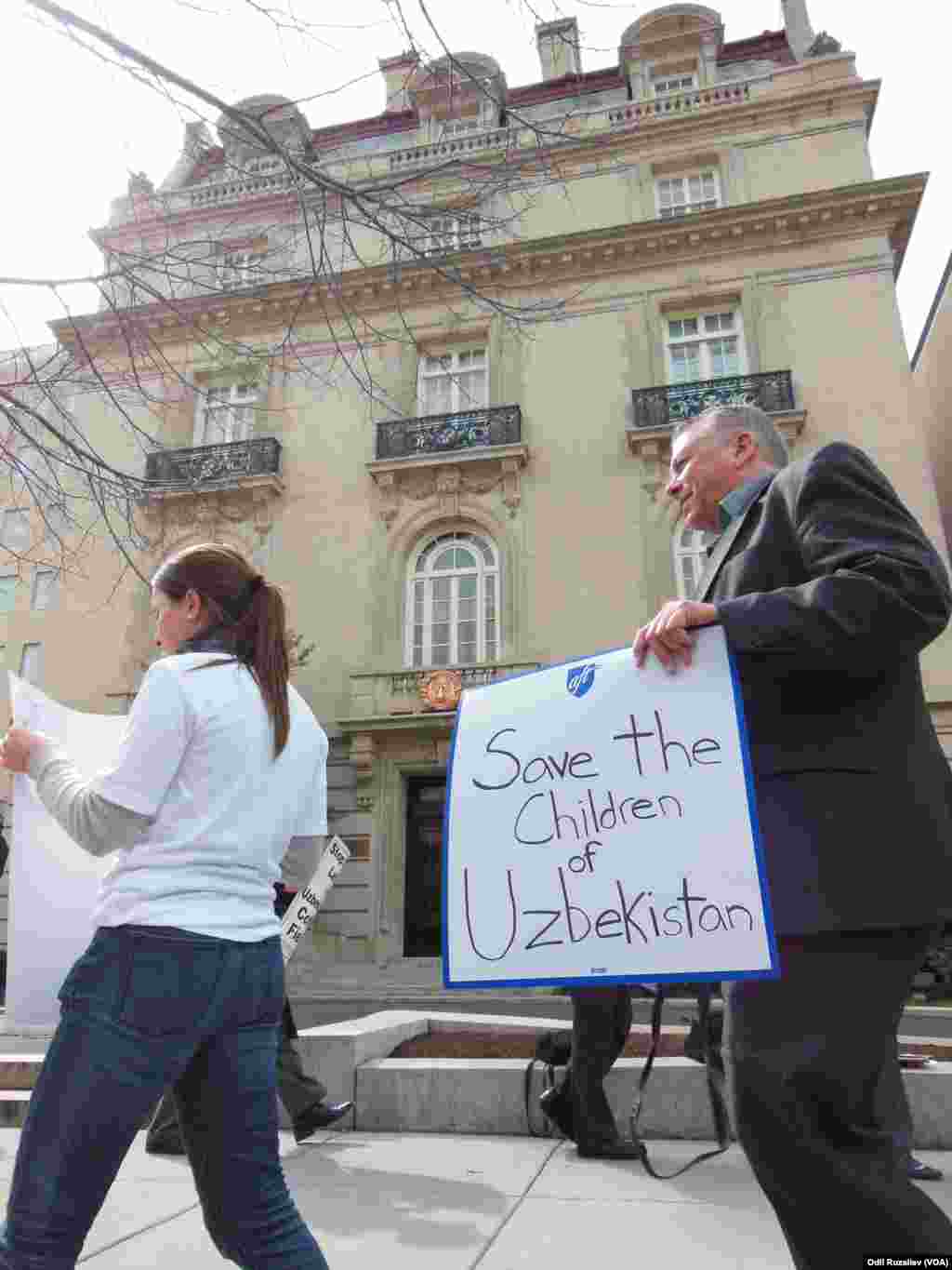 O&#39;zbekiston elchixonasi qarshisida respublika paxta dalalarida bolalar majburiy mehnatiga qarshi namoyish, Vashington, 11-mart, 2013-yil.