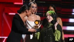 Alicia Keys (izquierda) y Dua Lipa entregan el Grammy a Billie Eilish por mejor nuevo artista en la 62 entrega anual de los premios Grammy en Los Ángeles el domingo, 26 de enero de 2020.